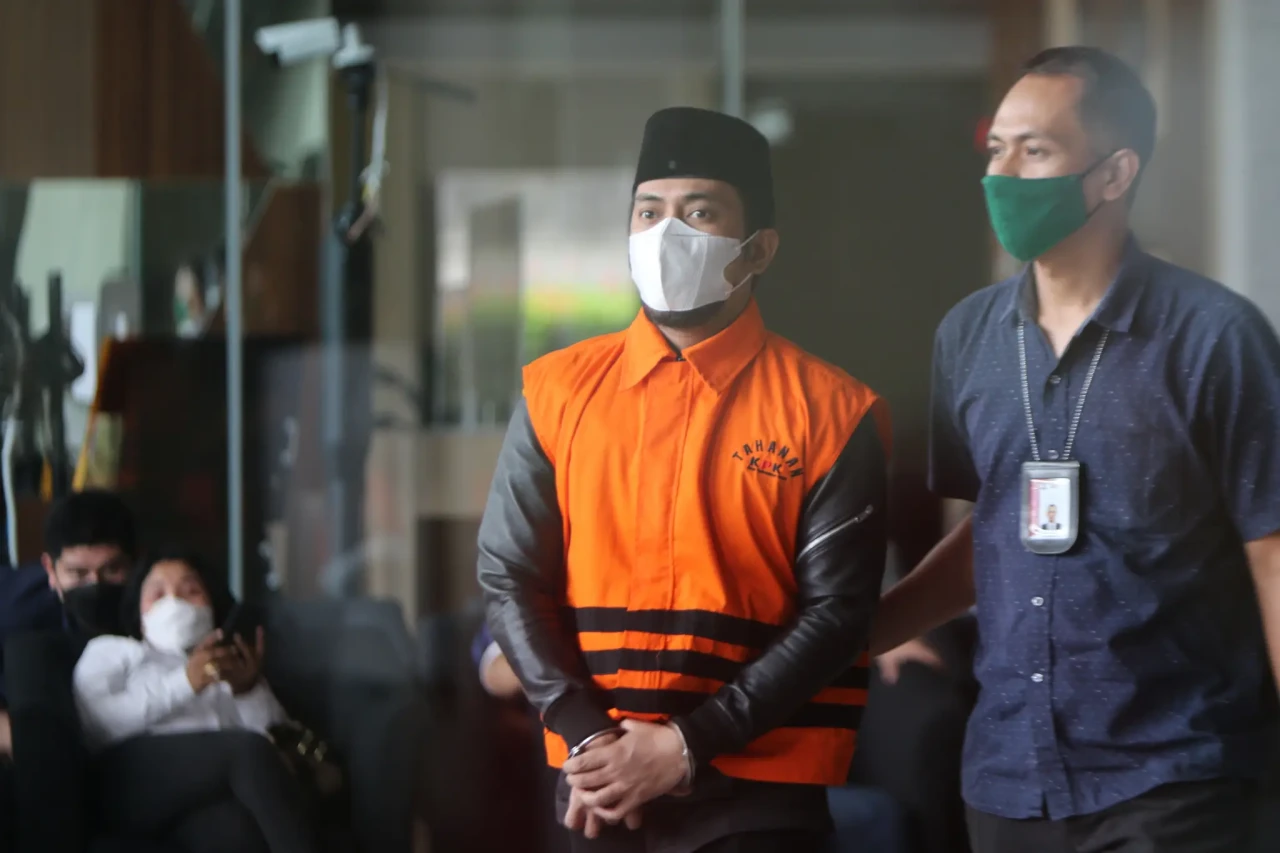 Berkopiah, Bupati Penajam...