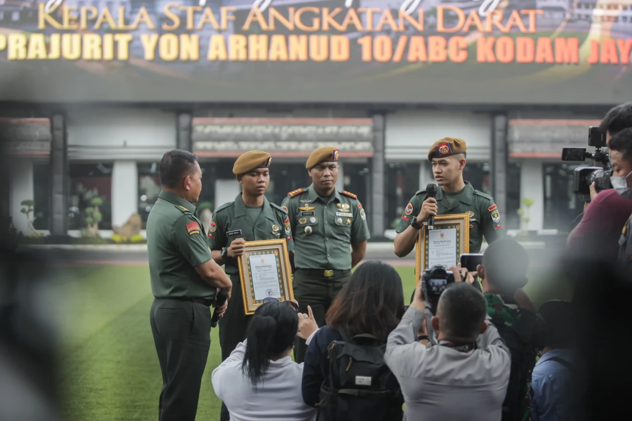 Momen KSAD Beri Penghargaan...