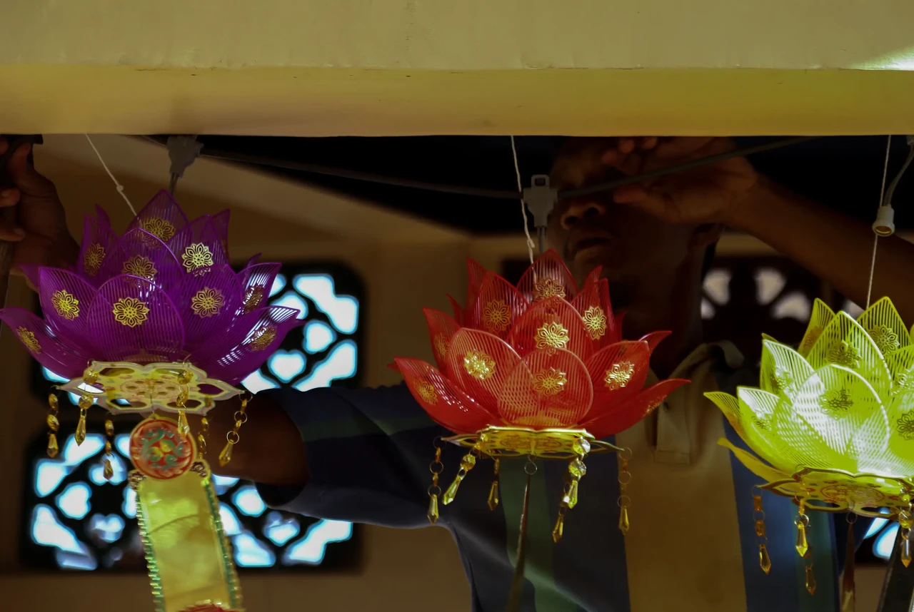 Persiapan Waisak, Lampion...
