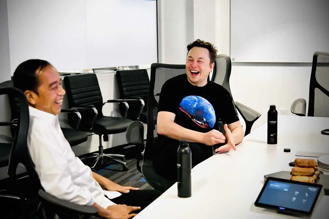 Begini Gaya Santai Elon...