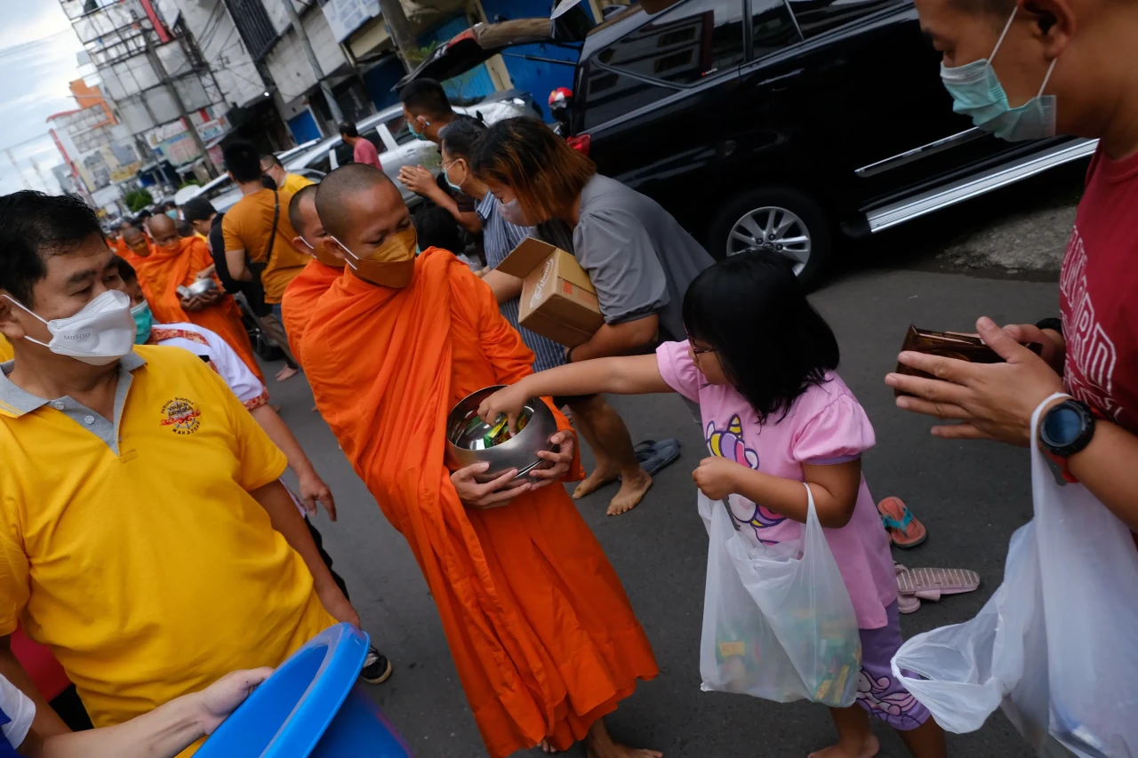 Umat Buddha Ikuti Tradisi...