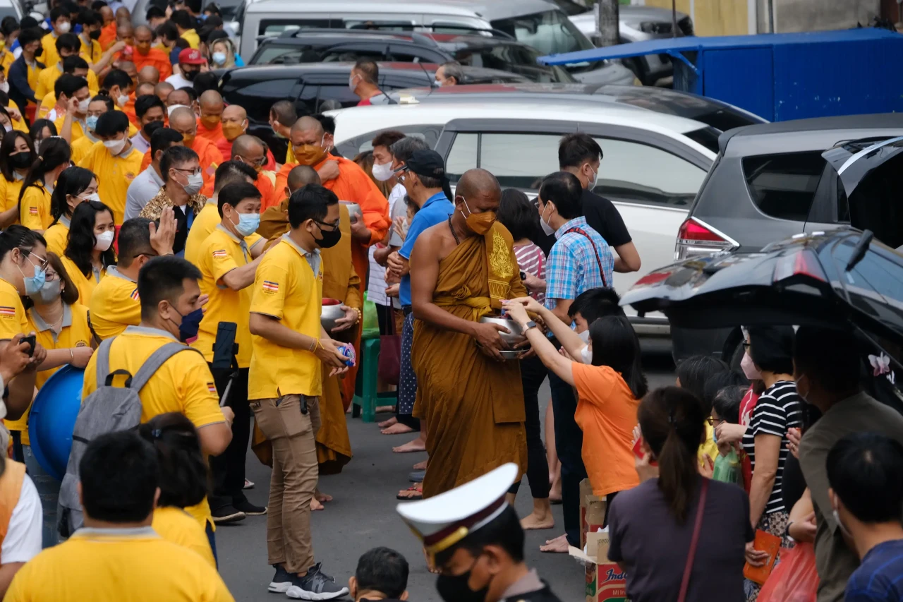 Umat Buddha Ikuti Tradisi...