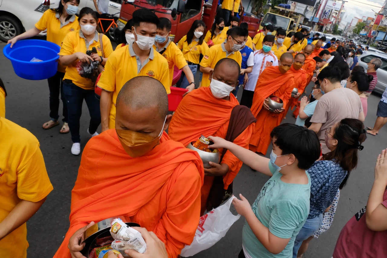 Umat Buddha Ikuti Tradisi...