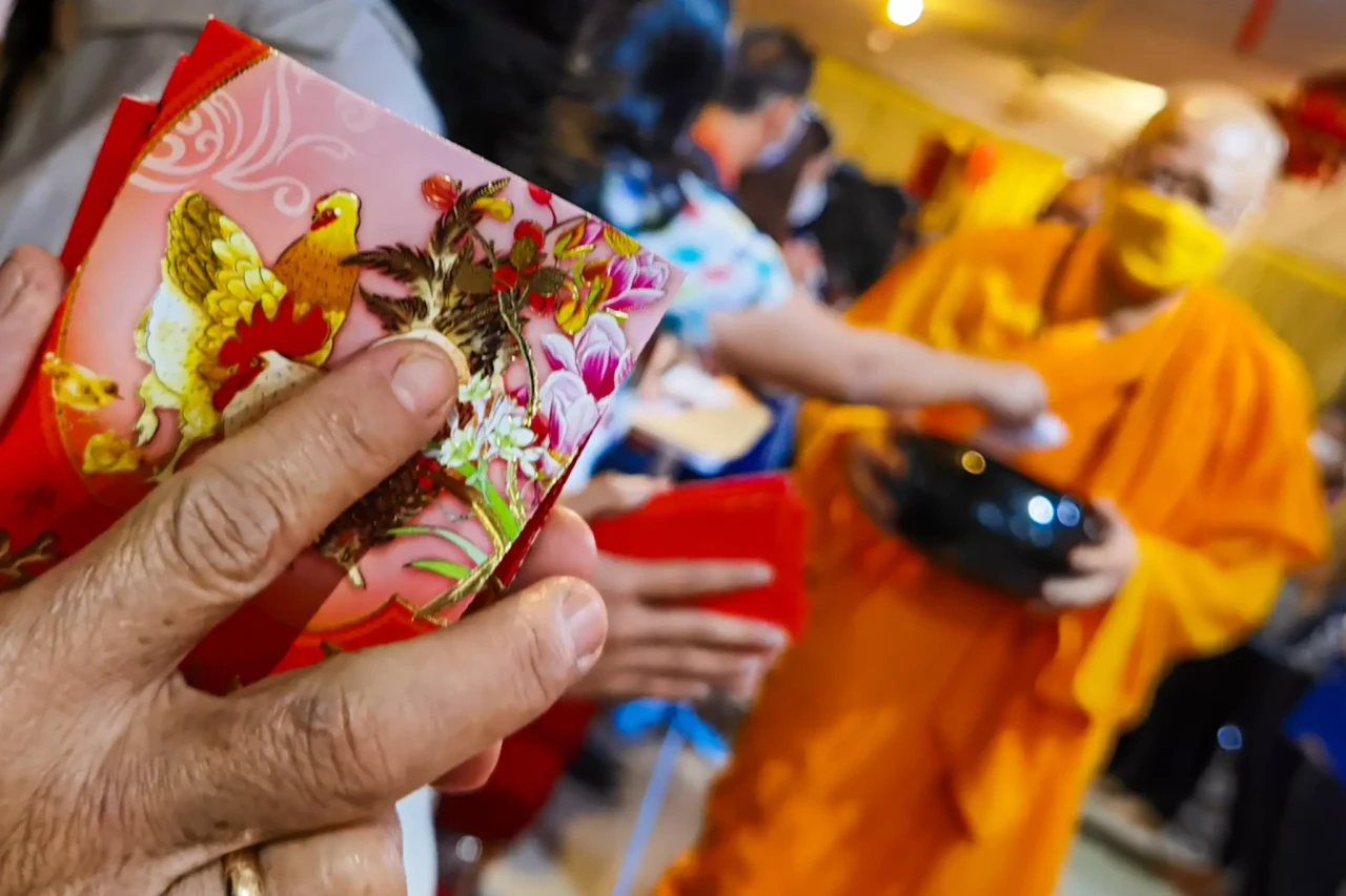 Ribuan Umat Buddha Hadiri...