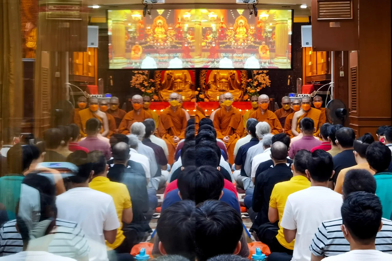 Ribuan Umat Buddha Hadiri...
