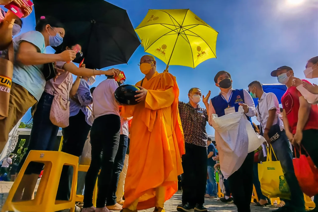 Ribuan Umat Buddha Hadiri...