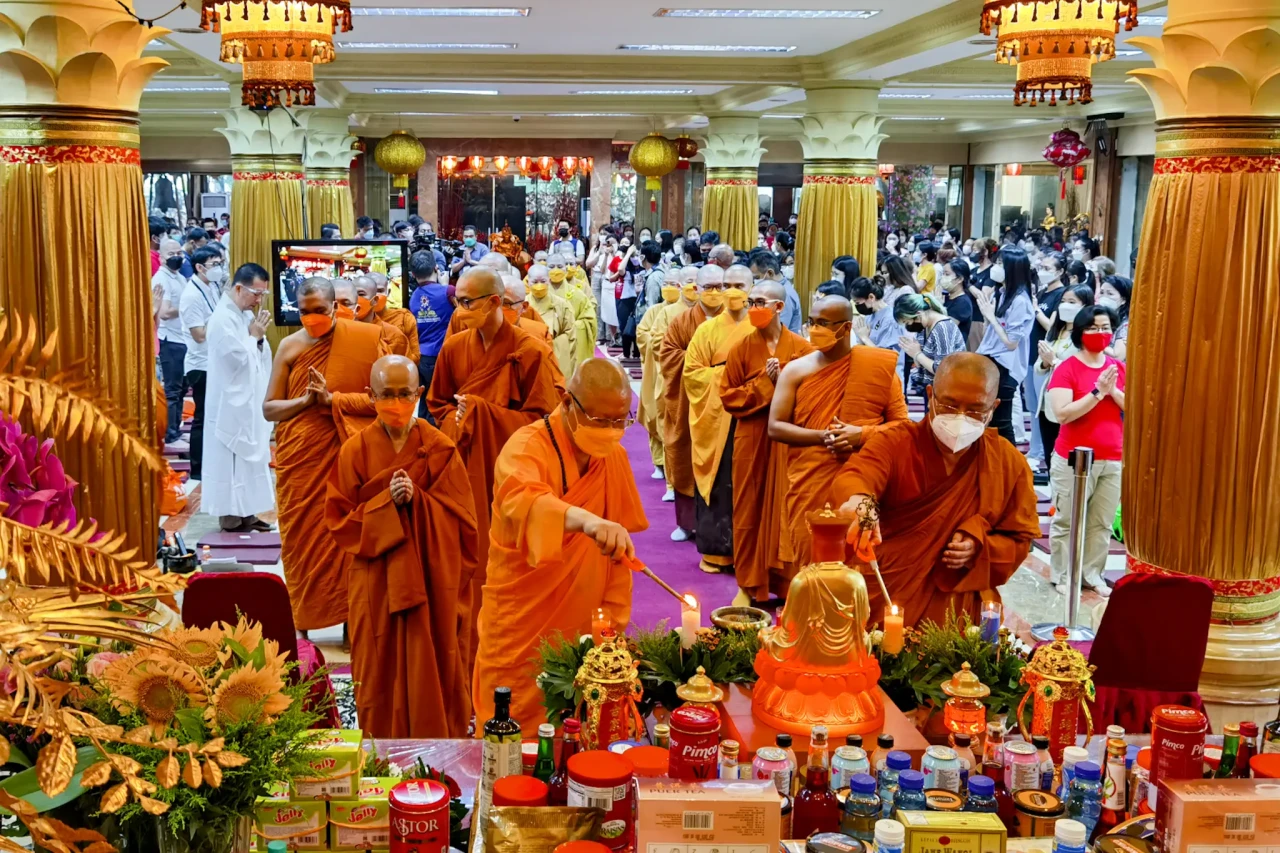 Ribuan Umat Buddha Hadiri...