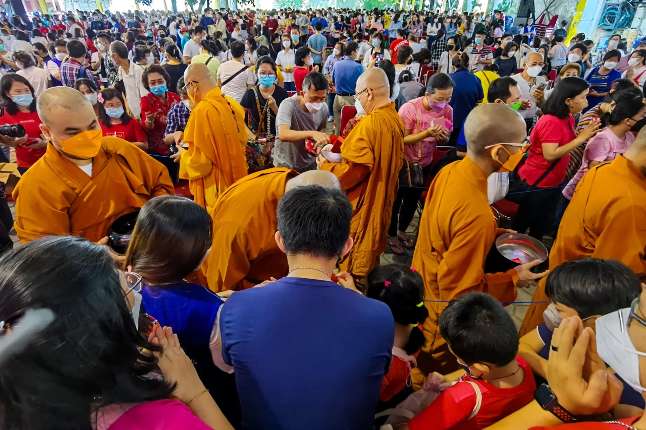 Ribuan Umat Buddha Hadiri...