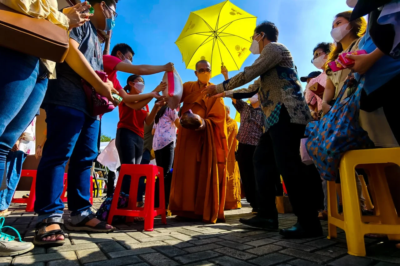 Ribuan Umat Buddha Hadiri...