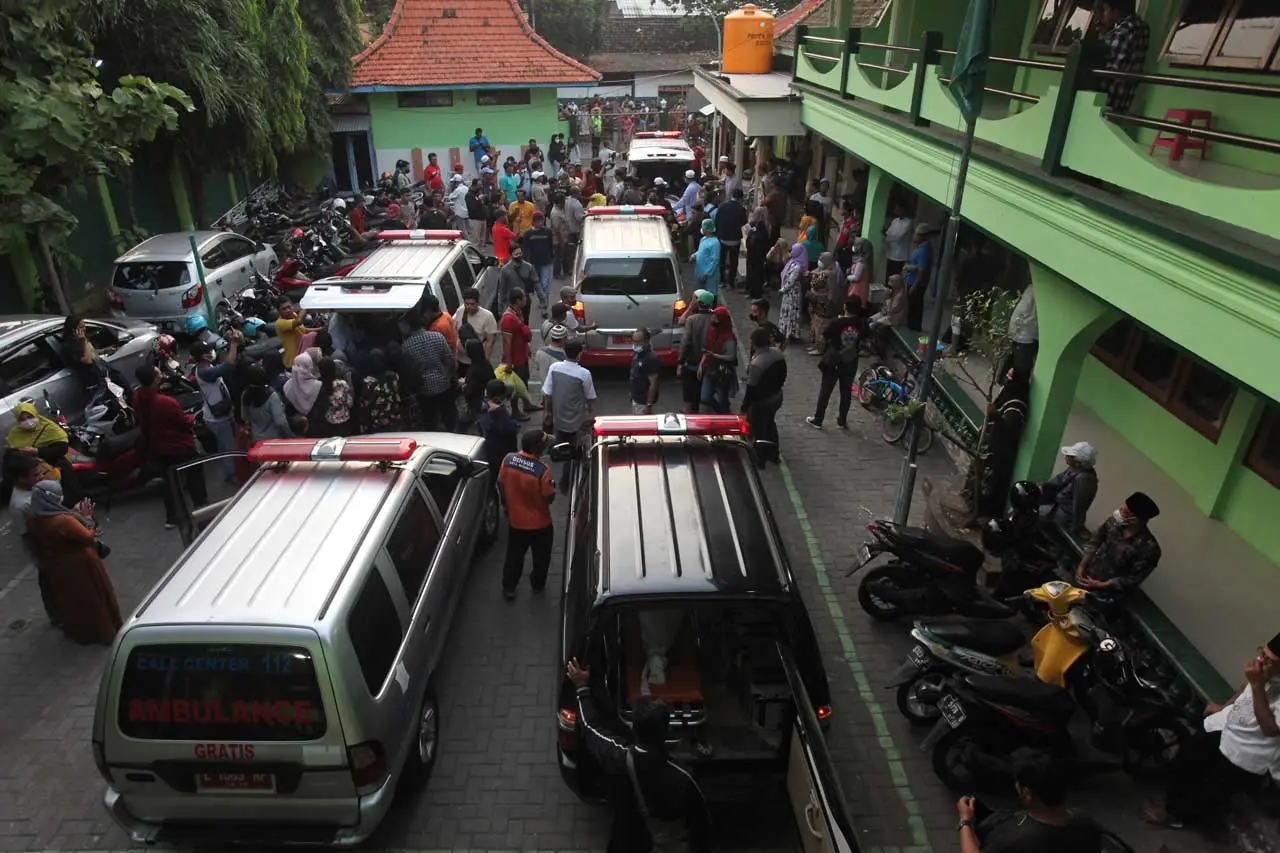 Pemakaman Korban Kecelakaan...