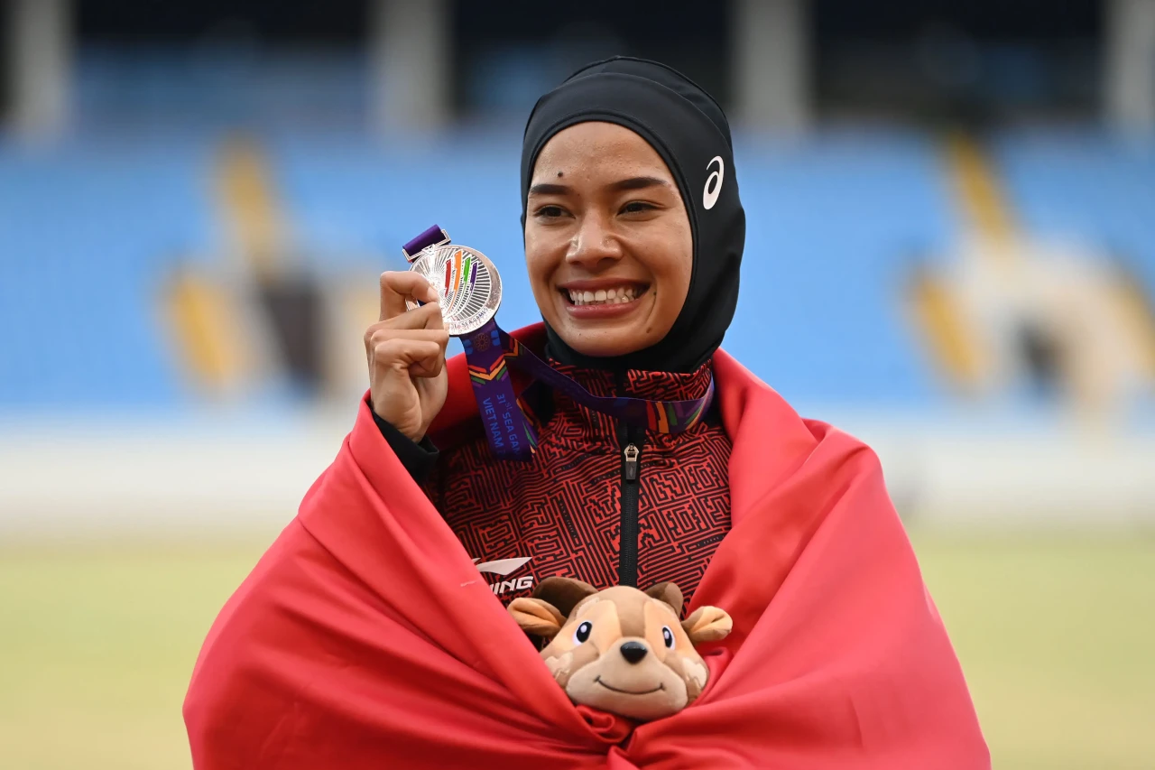 Agustina Raih Perak...