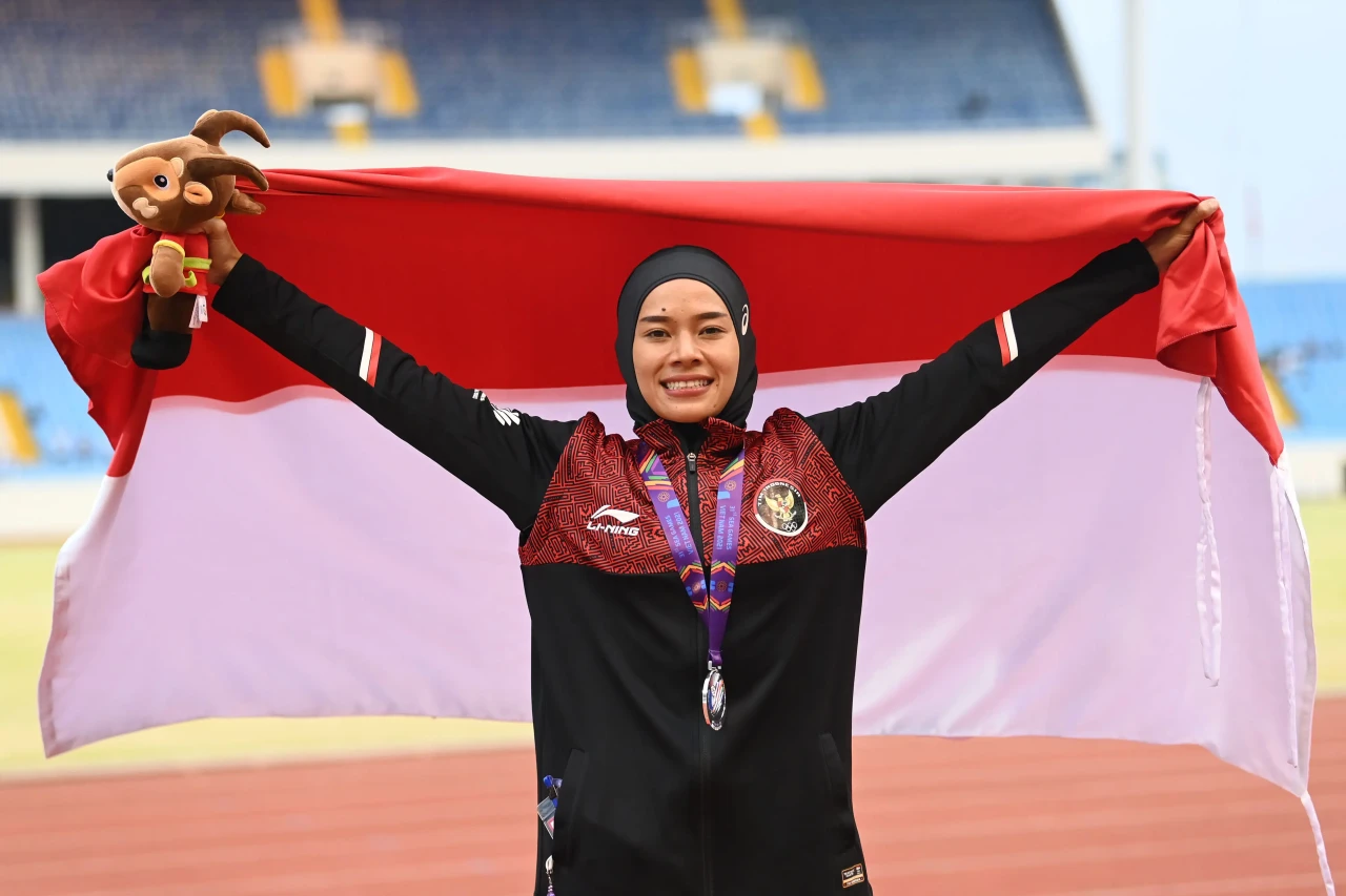 Agustina Raih Perak...