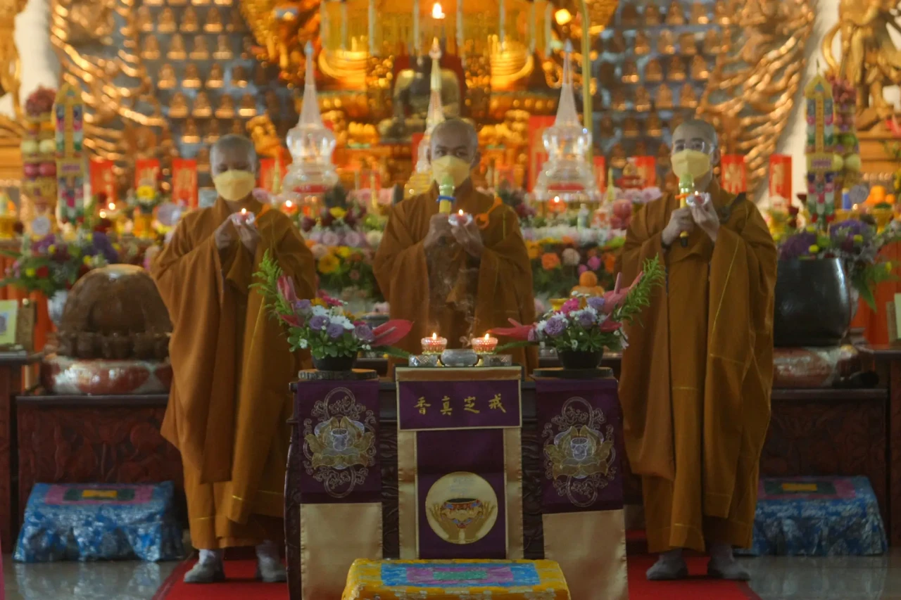 Umat Buddha Khidmat...
