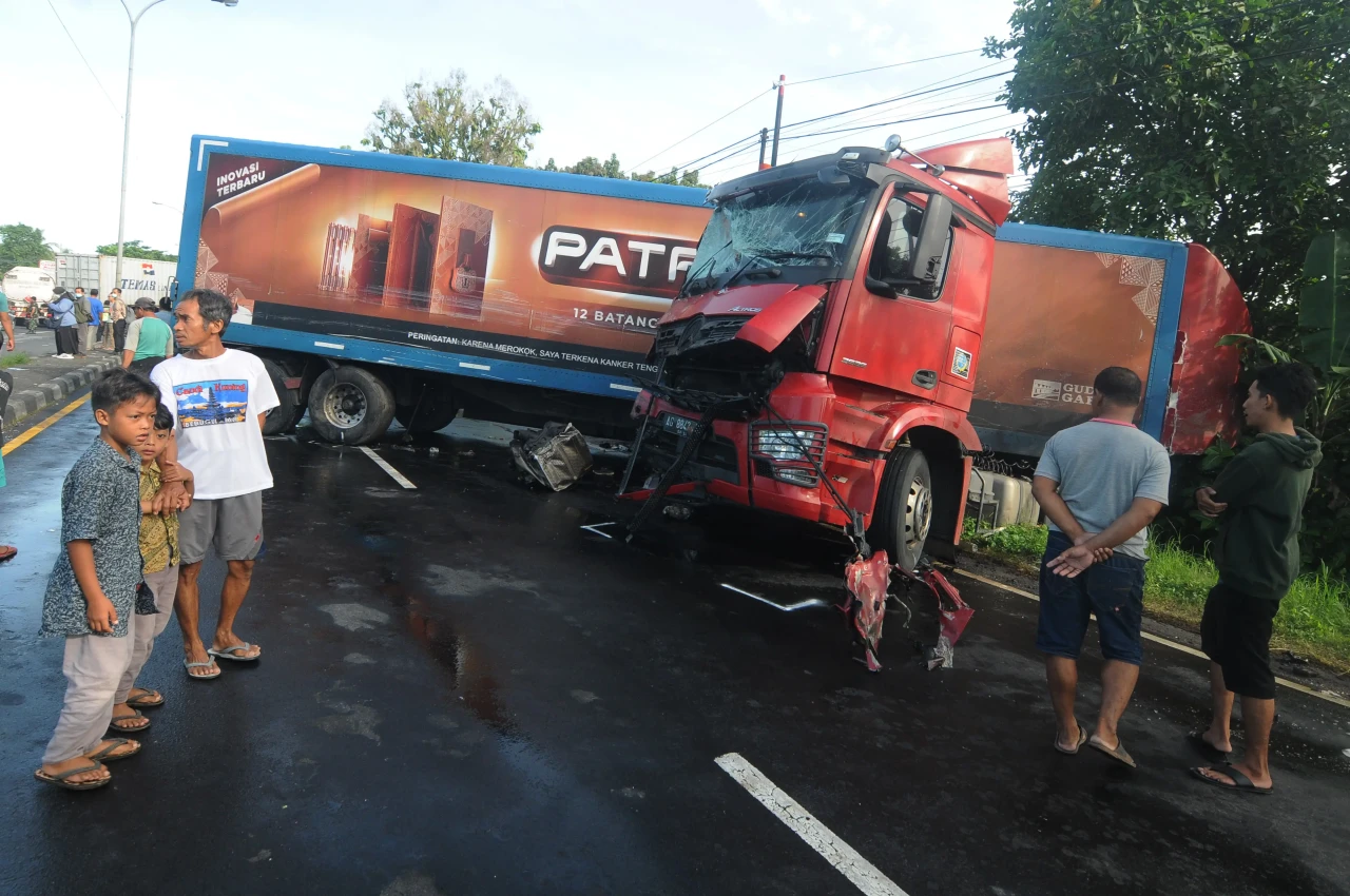 2 Truk Trailer Tabrakan...