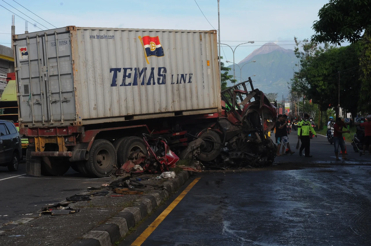 2 Truk Trailer Tabrakan...