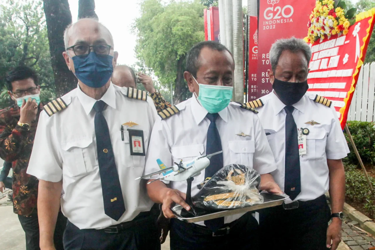 Tuntut Hak Gaji dan...