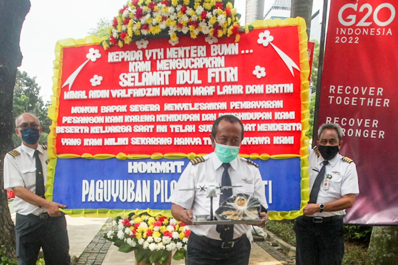 Tuntut Hak Gaji dan...