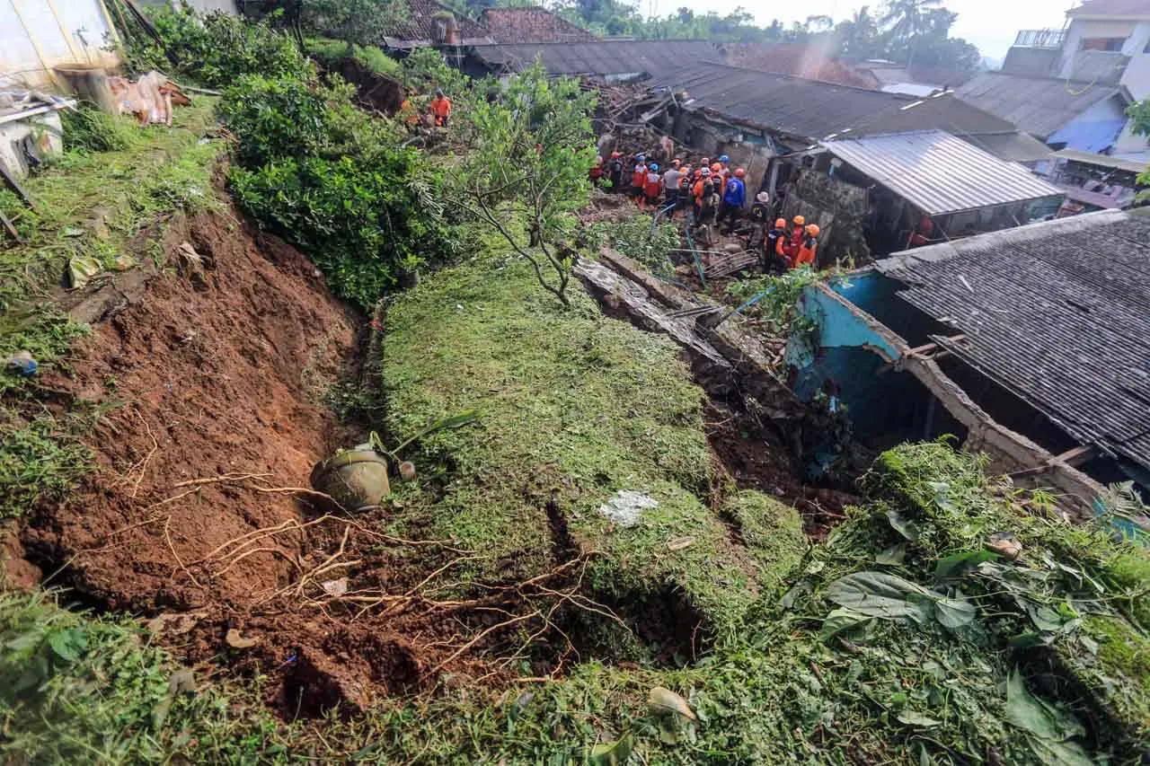Pencarian Korban Tanah...