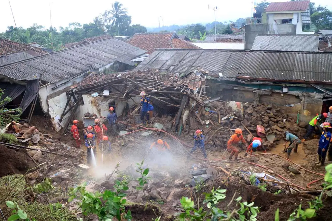 Pencarian Korban Tanah...