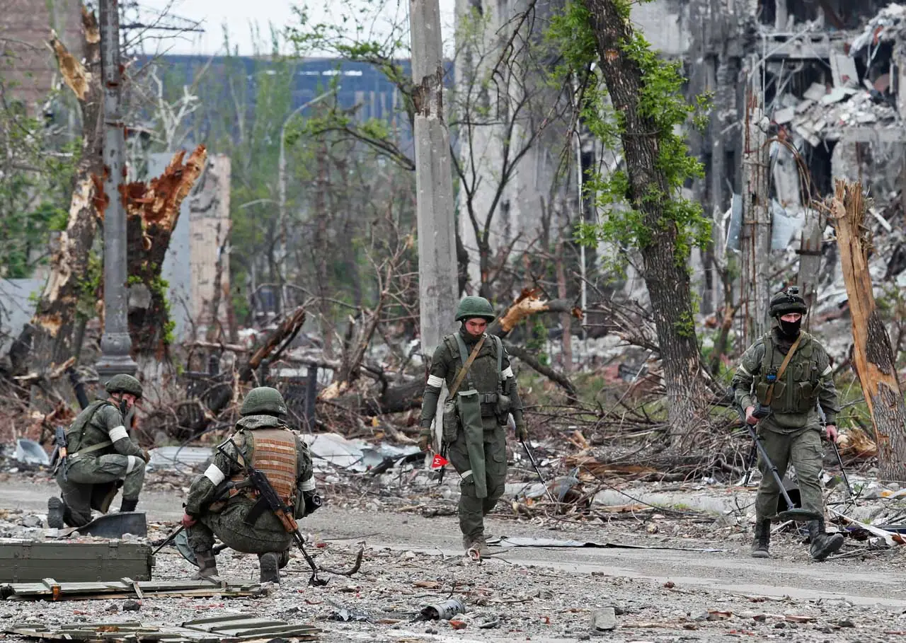 Kuasai Mariupol, Pasukan...
