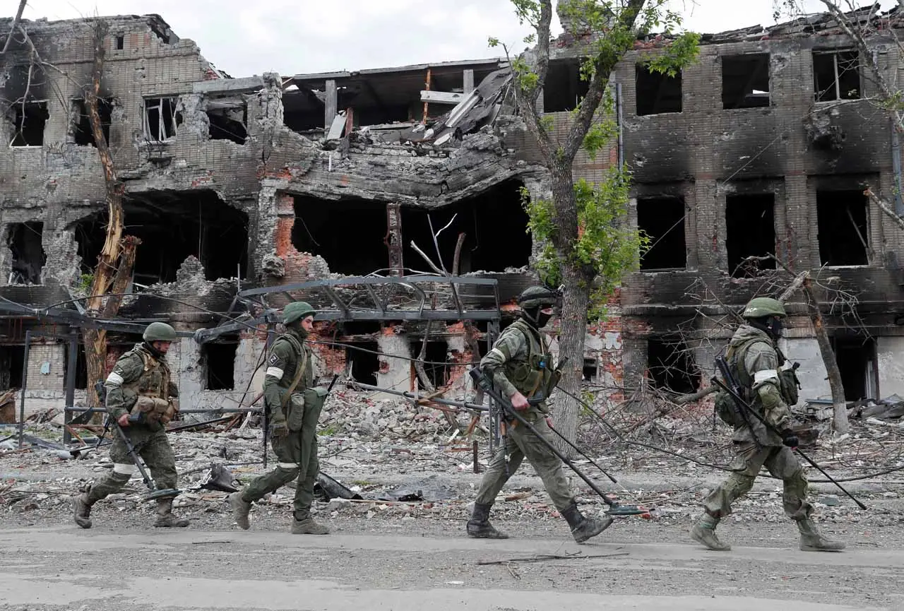 Kuasai Mariupol, Pasukan...