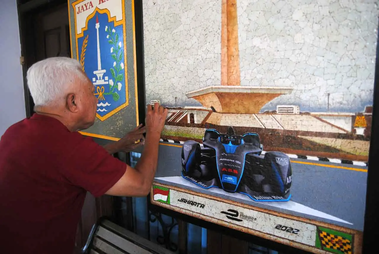Seniman Ini Bikin Lukisan...