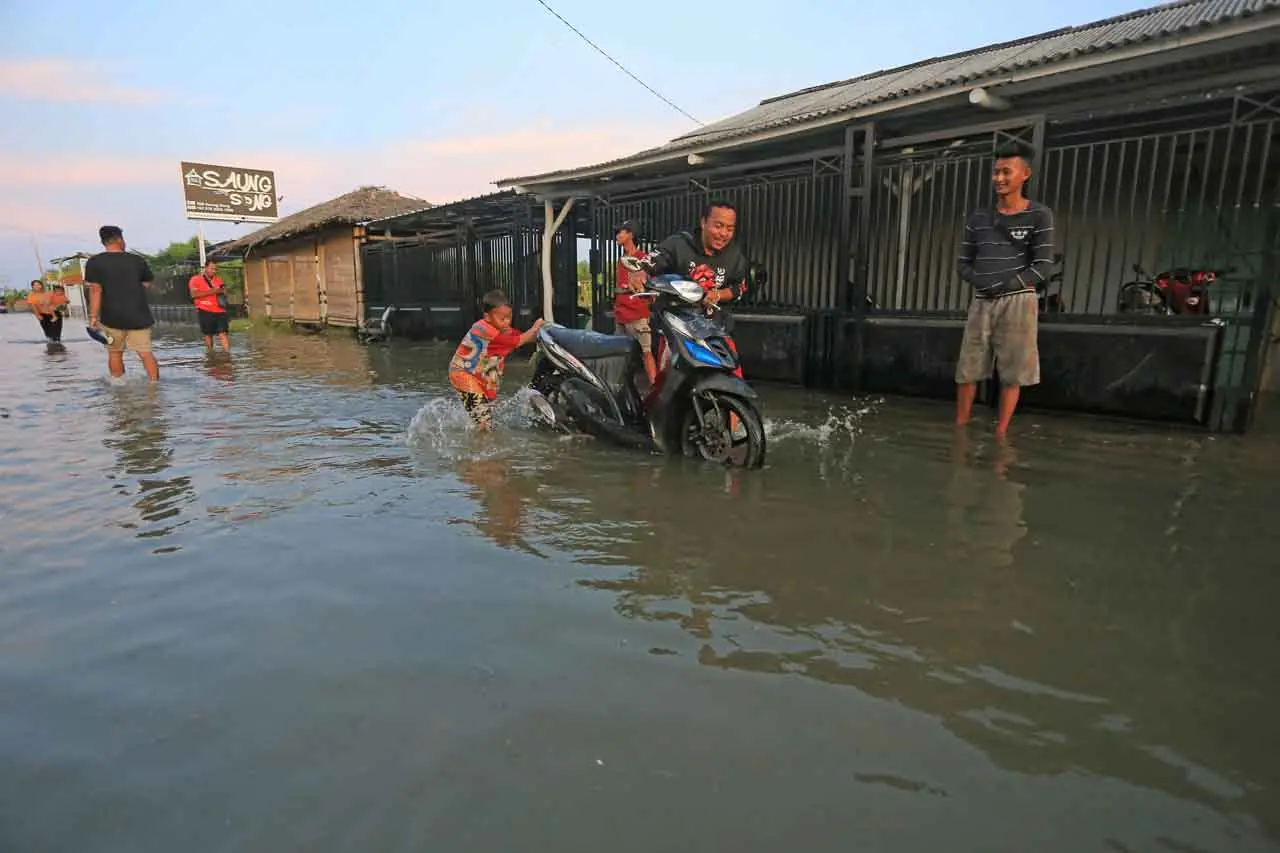 Puluhan Rumah Warga...