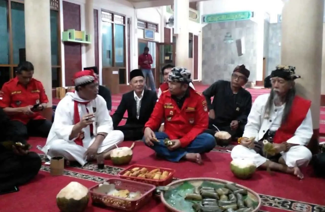 Jadi Panutan Masyarakat...