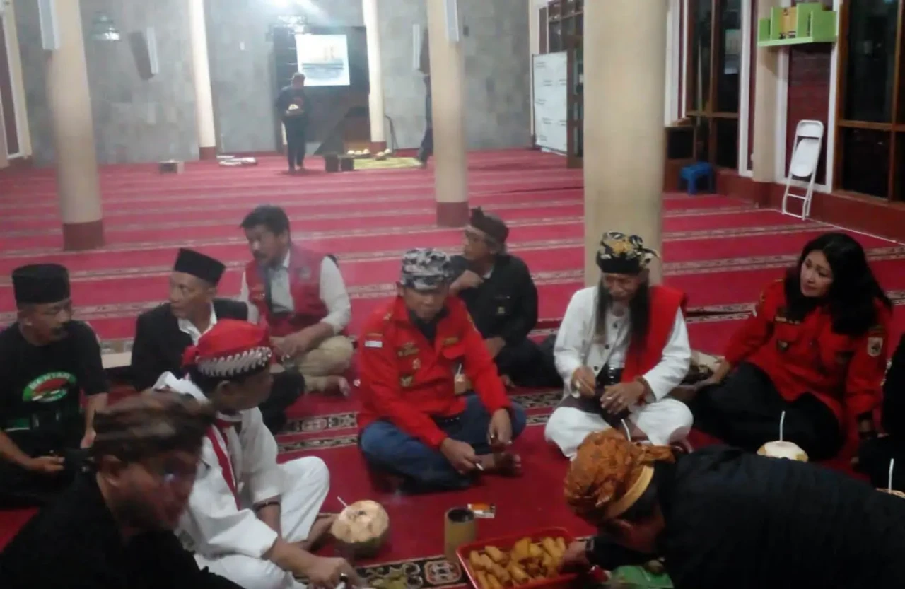 Jadi Panutan Masyarakat...