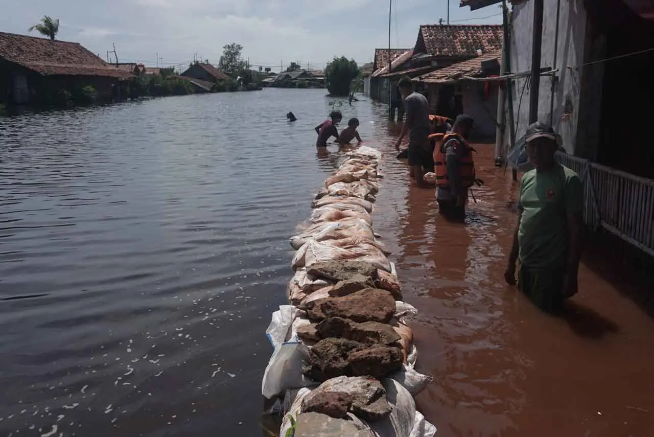 Petugas Gabungan dan...