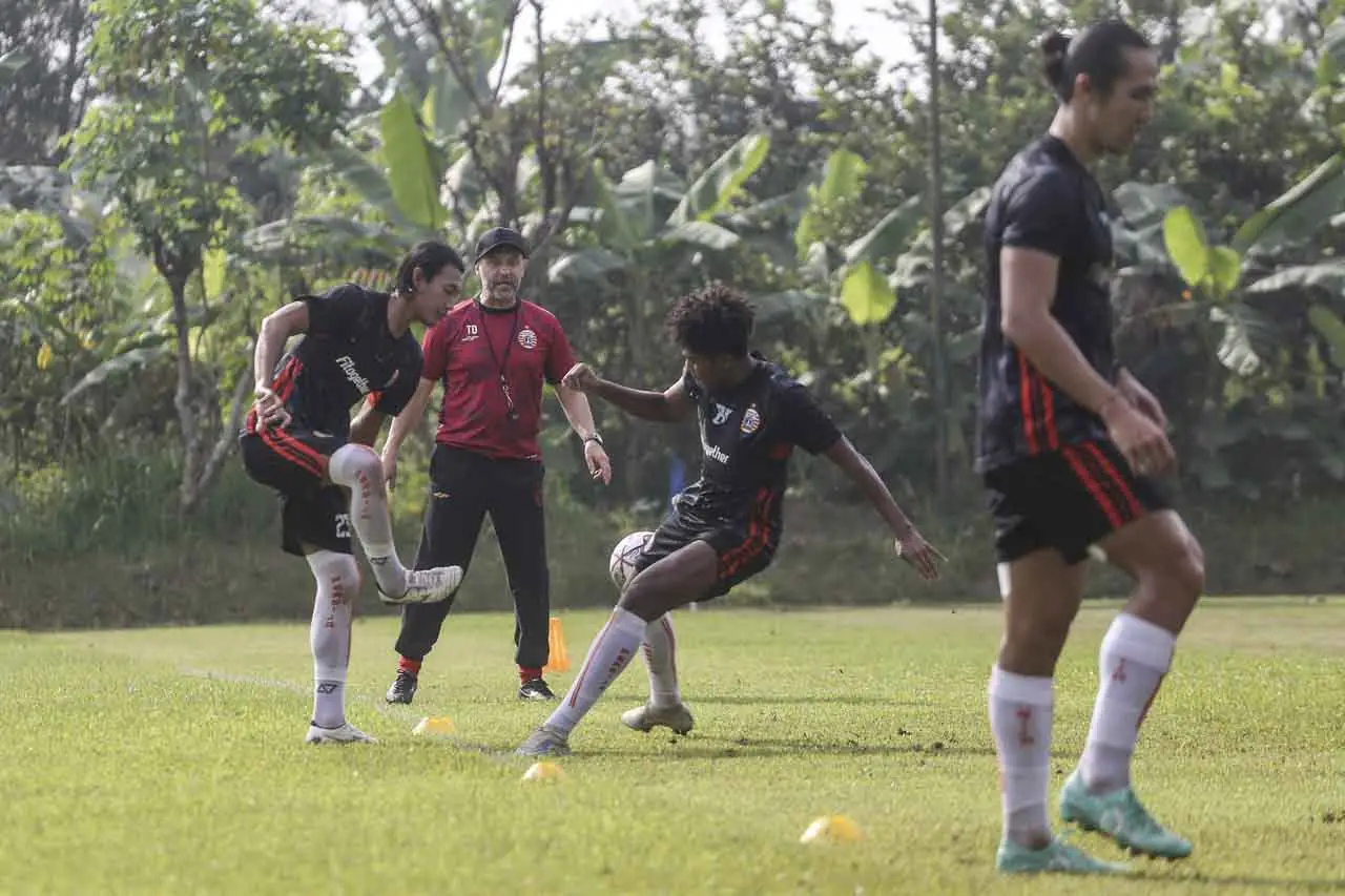 Jadi Pelatih Baru Persija,...
