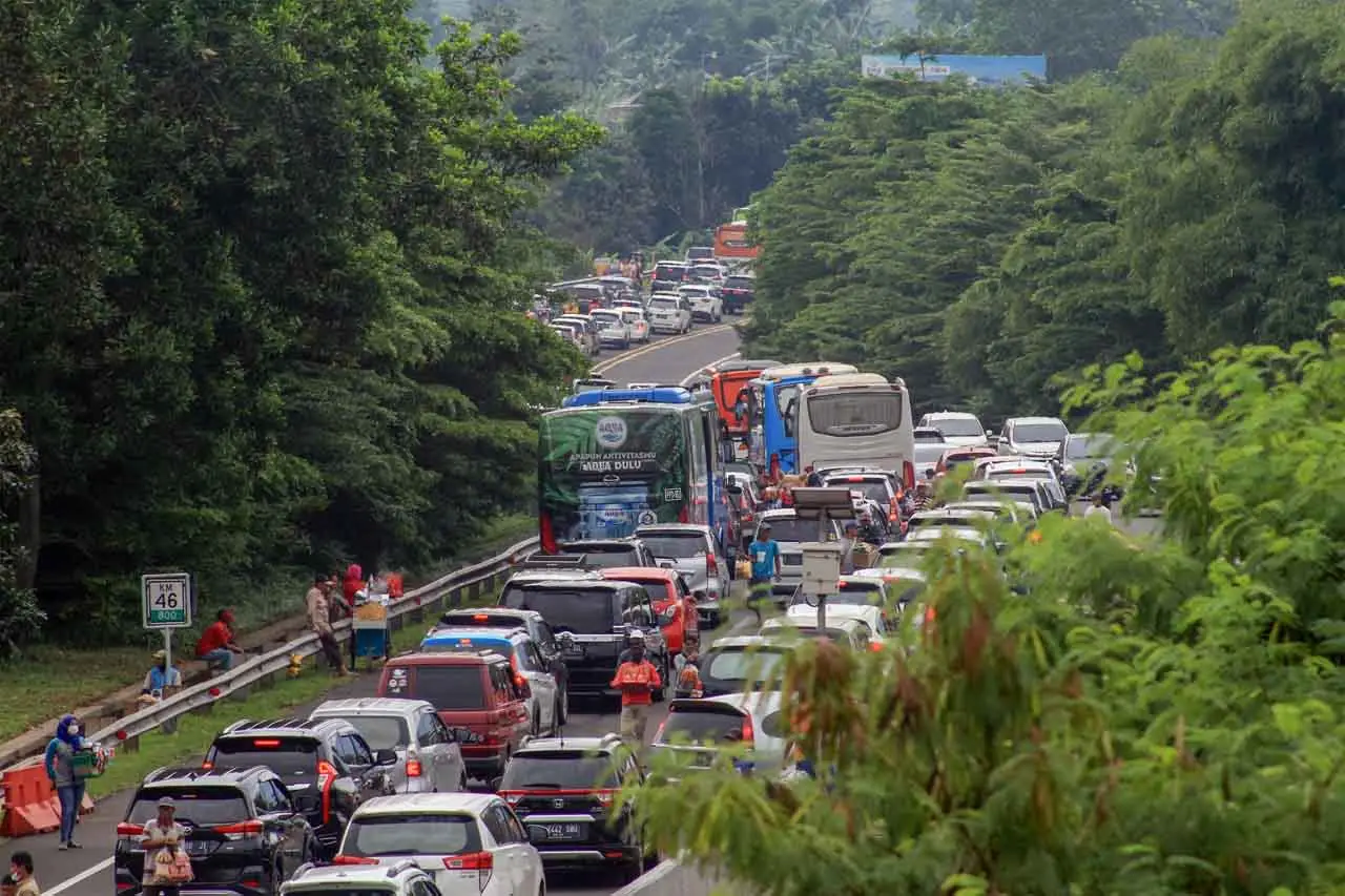Kepadatan Jalur Puncak...