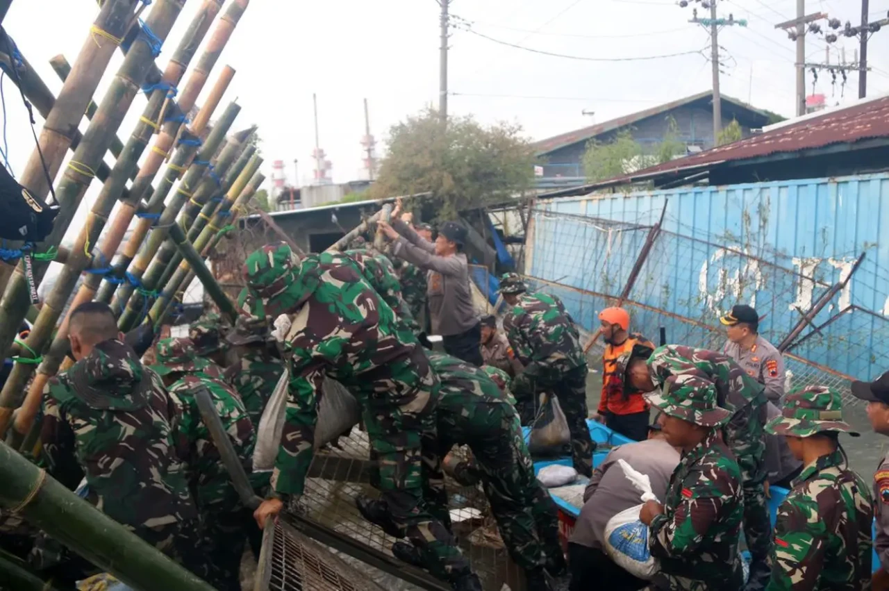 Puluhan Prajurit Banteng...
