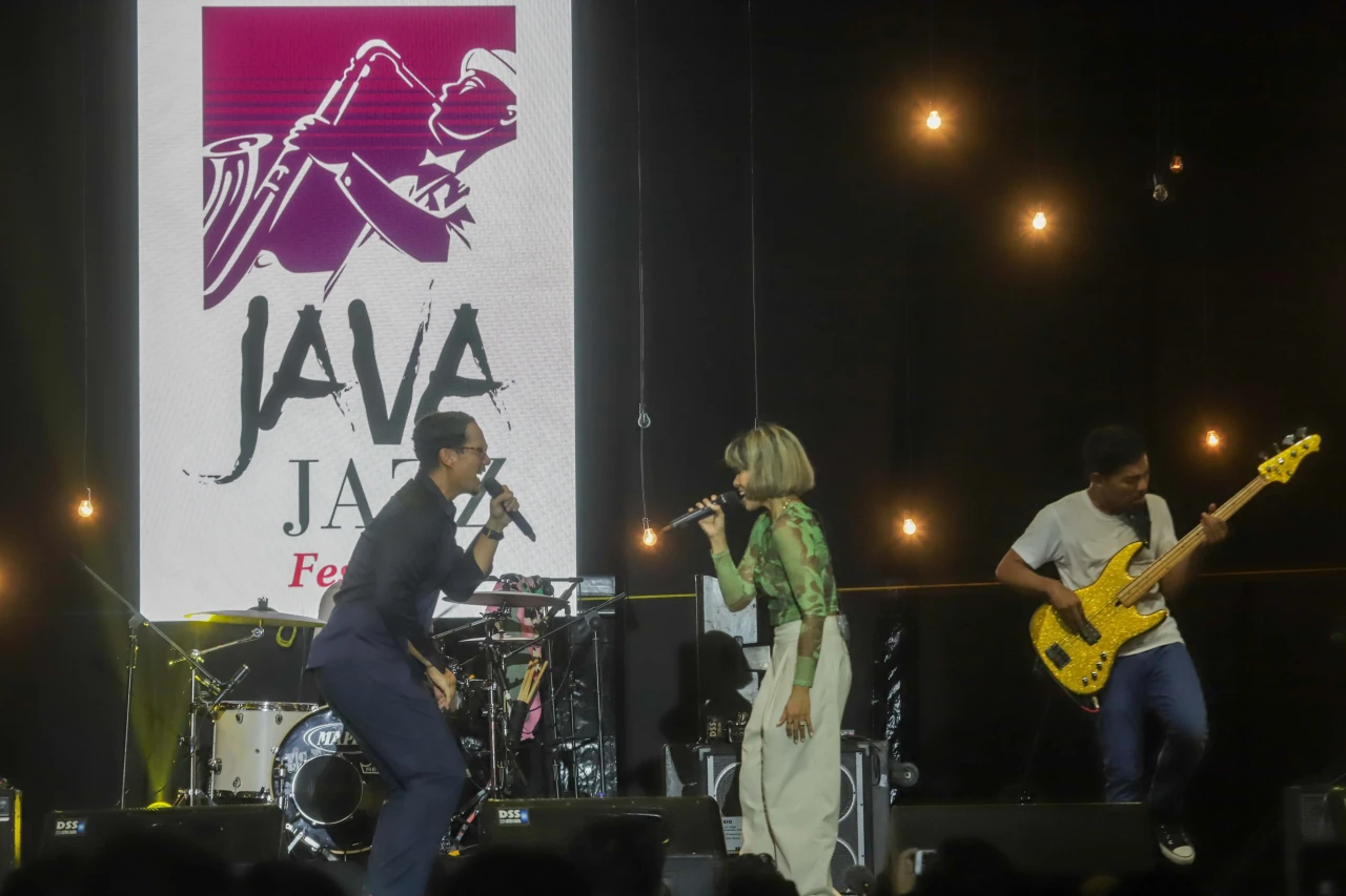 Maliq & The Essential...