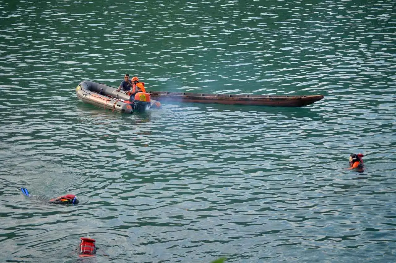 Mobil Terjun ke Laut...