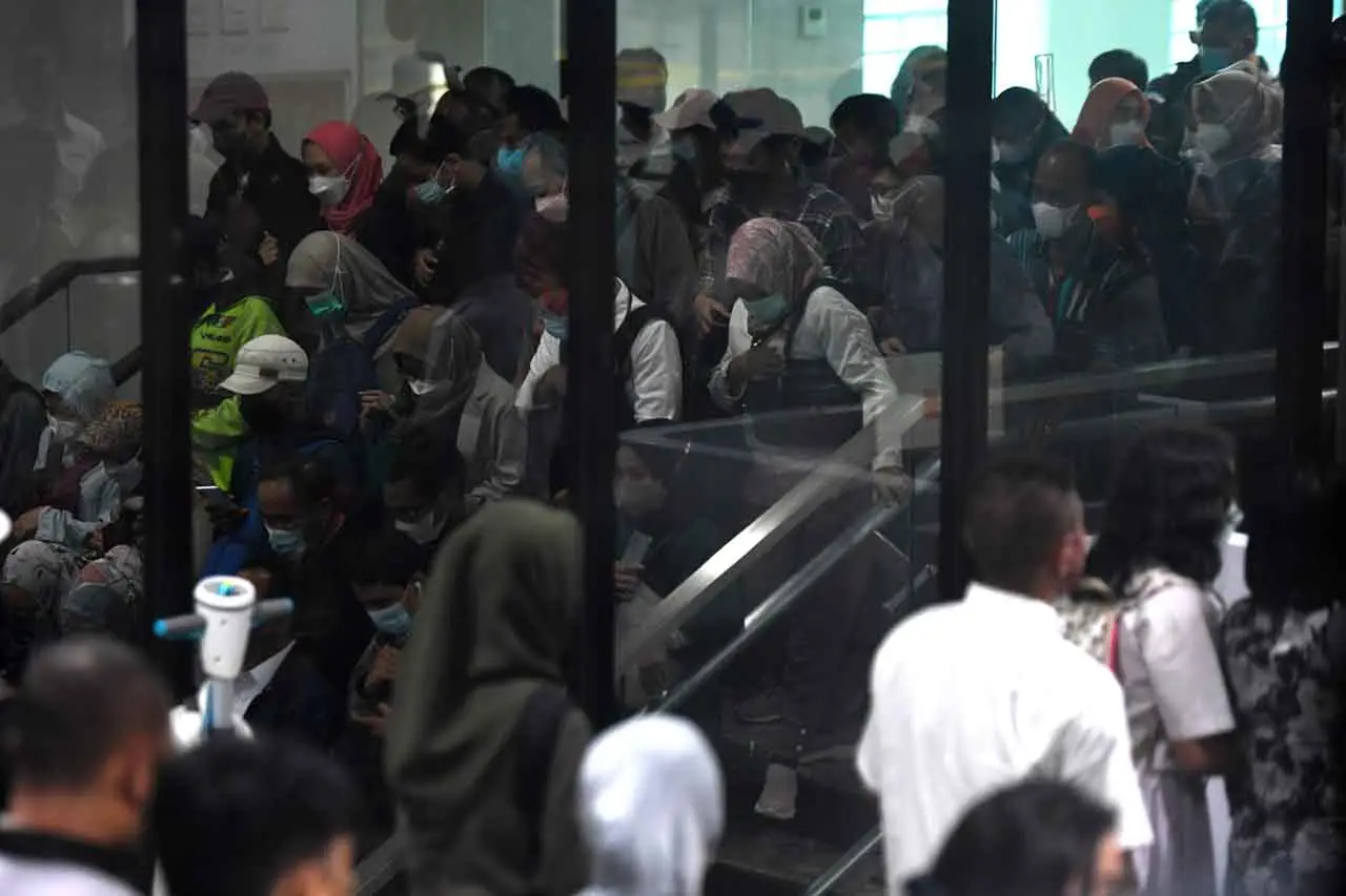 Penumpang Transit Membludak...