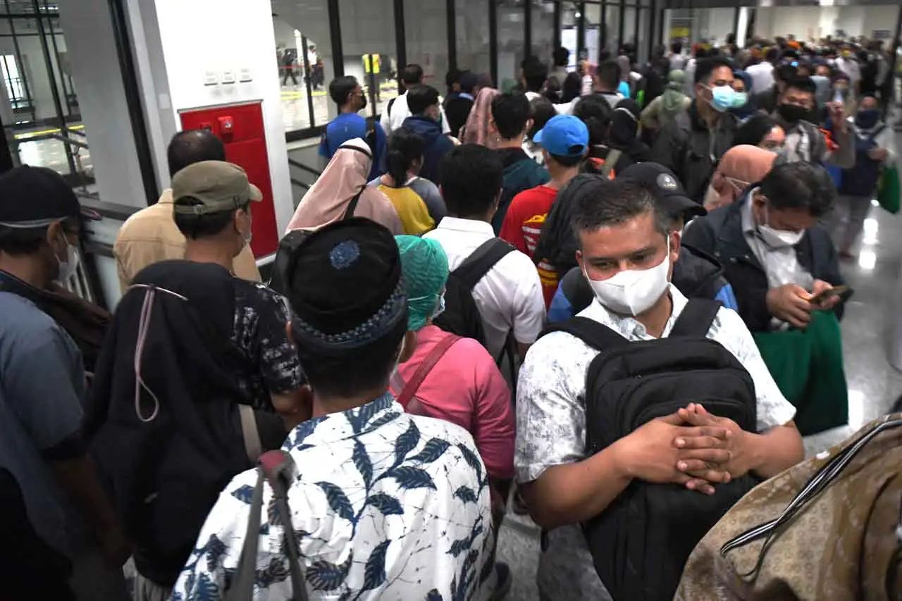 Penumpang Transit Membludak...