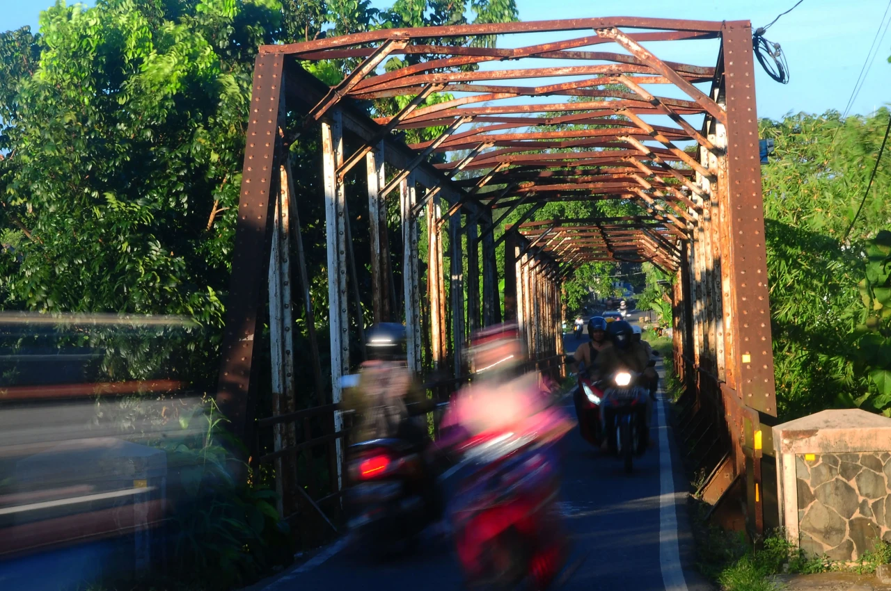 Melihat Jembatan Besi...