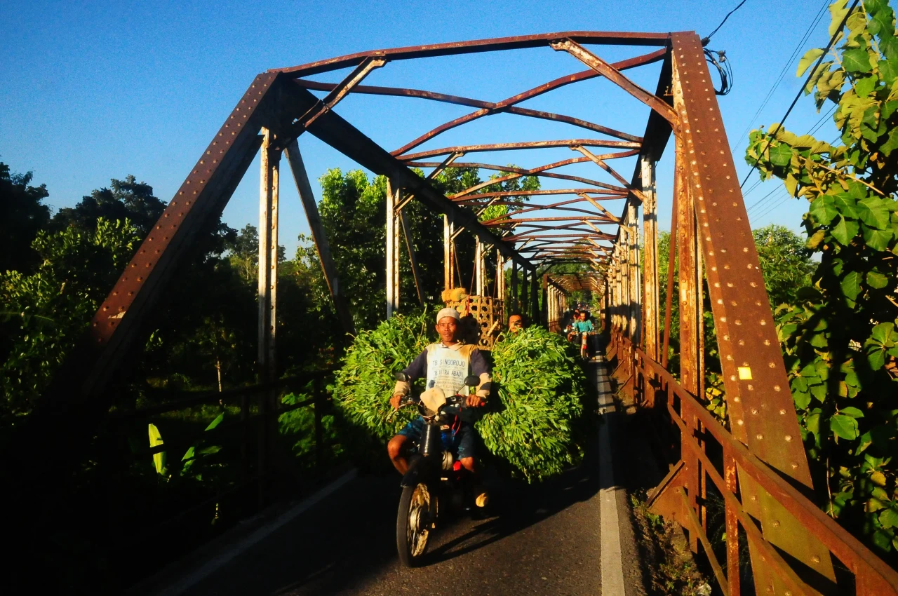 Melihat Jembatan Besi...