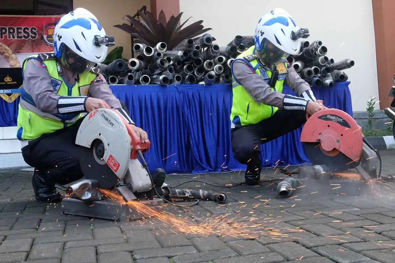 Polres Temanggung Musnahkan...