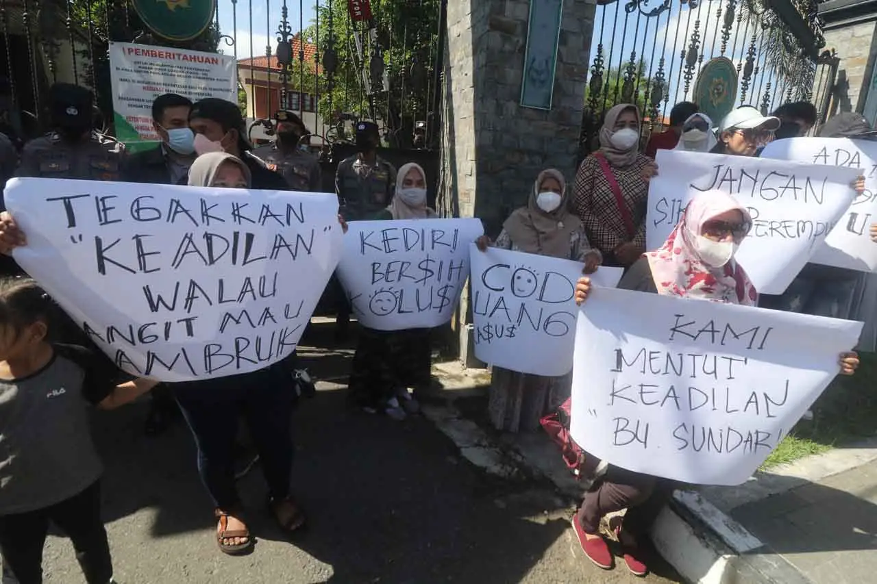 Aksi Emak-emak Tolak...