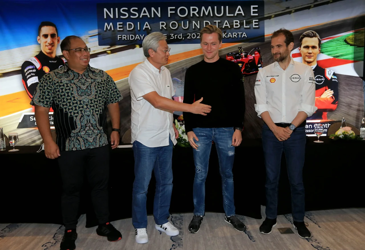 Pembalap Tim Nissan...