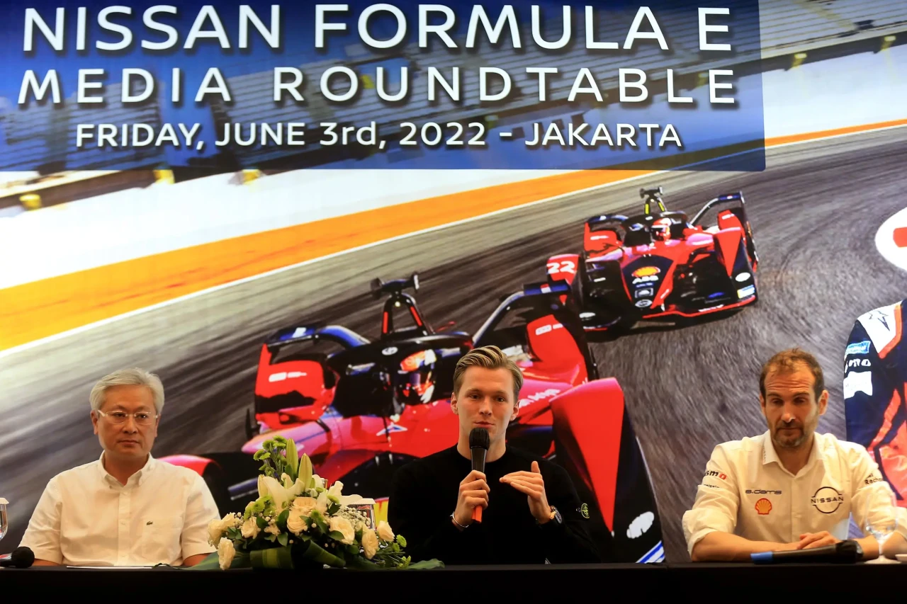 Pembalap Tim Nissan...