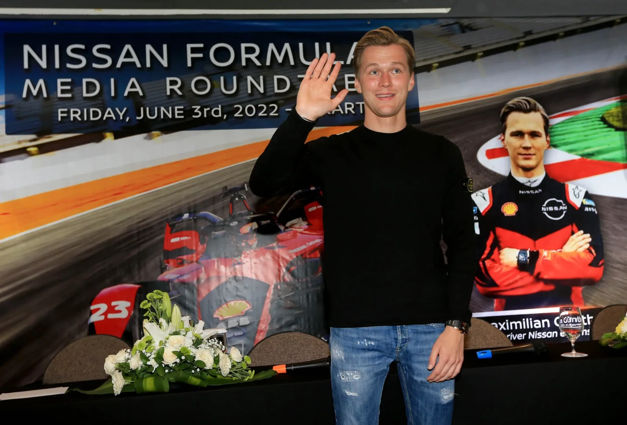 Pembalap Tim Nissan...