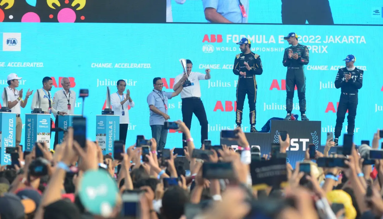 Momen Jokowi Serahkan...
