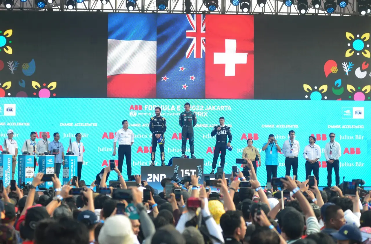 Momen Jokowi Serahkan...