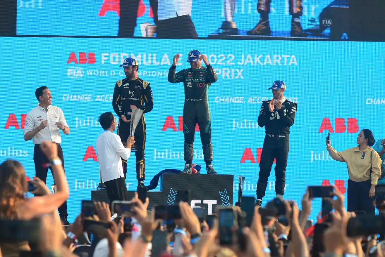 Momen Jokowi Serahkan...