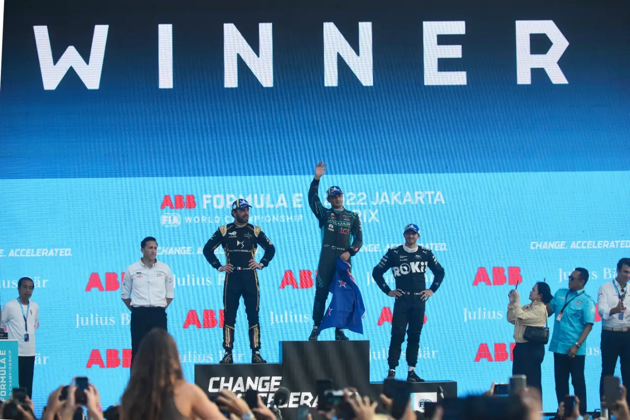 Momen Jokowi Serahkan...
