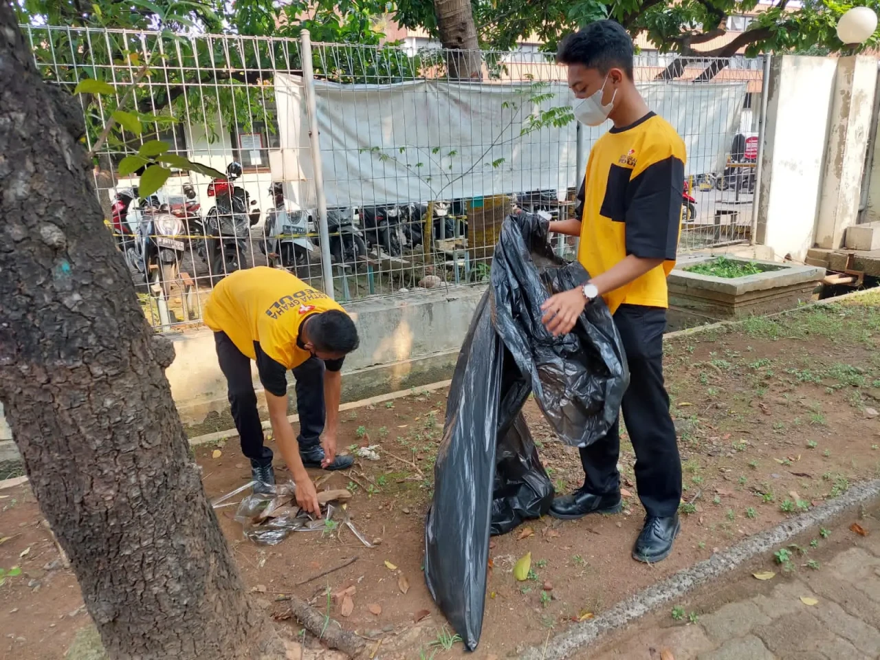 Bersihkan Sisa Sampah...