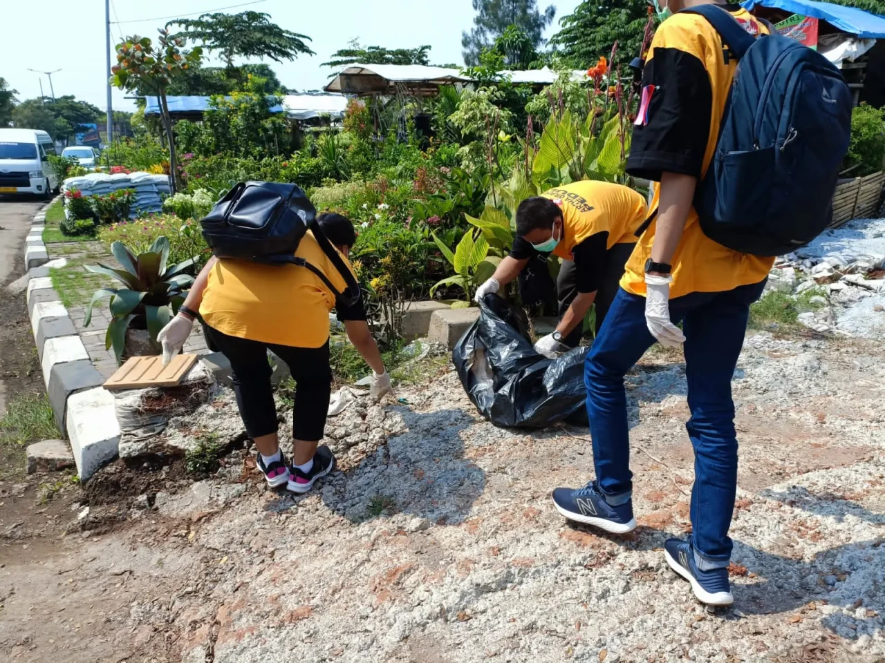 Bersihkan Sisa Sampah...